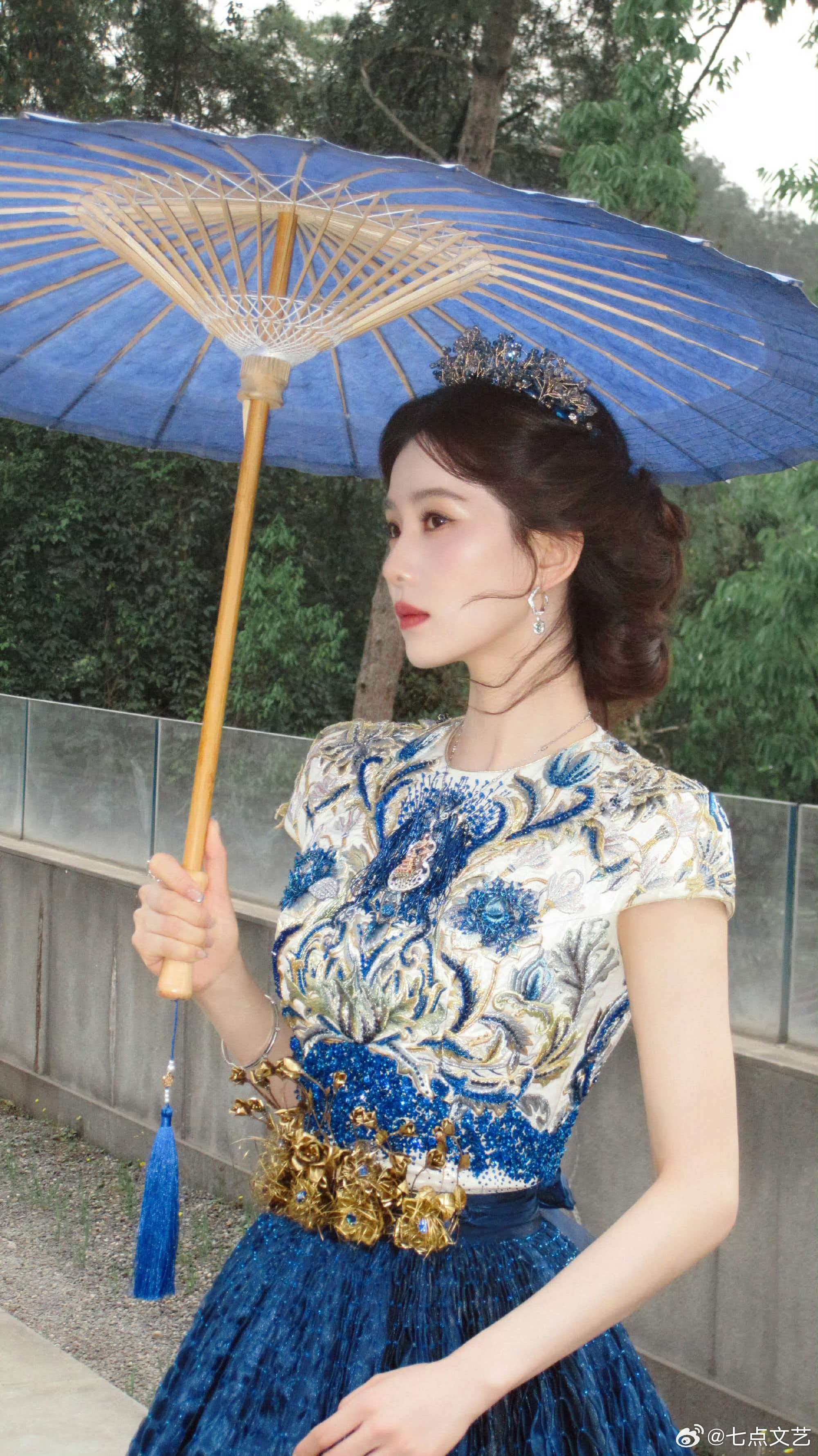 刘诗诗头戴冠冕宛如女王精致冠冕衬得颅顶优越，蓝金刺绣铺满裙身，刘诗诗站在那里就是