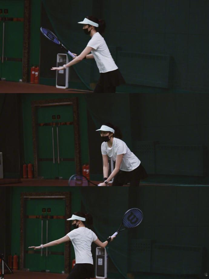 网球场出现关晓彤戴口罩挥拍的身影，活力满满动起来享受运动，少见的运动场景叠加细致