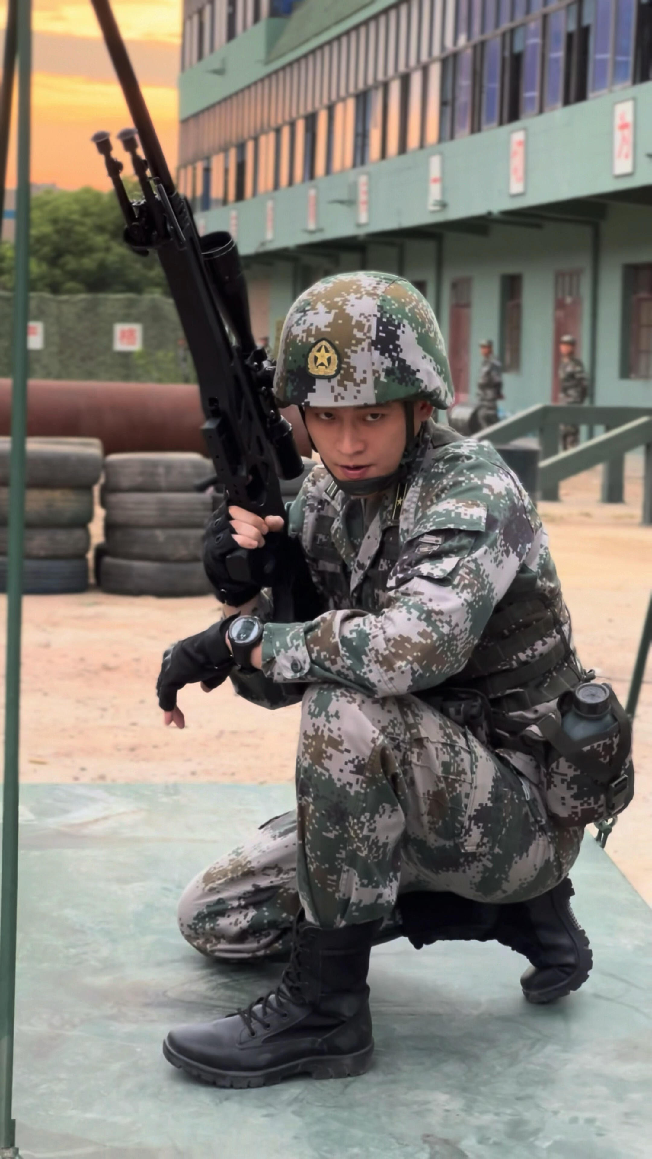 欧豪在李云龙面前演刺头 笑到跺脚！欧豪在李云龙面前那股刺头劲儿，完全是叛逆的豪遇