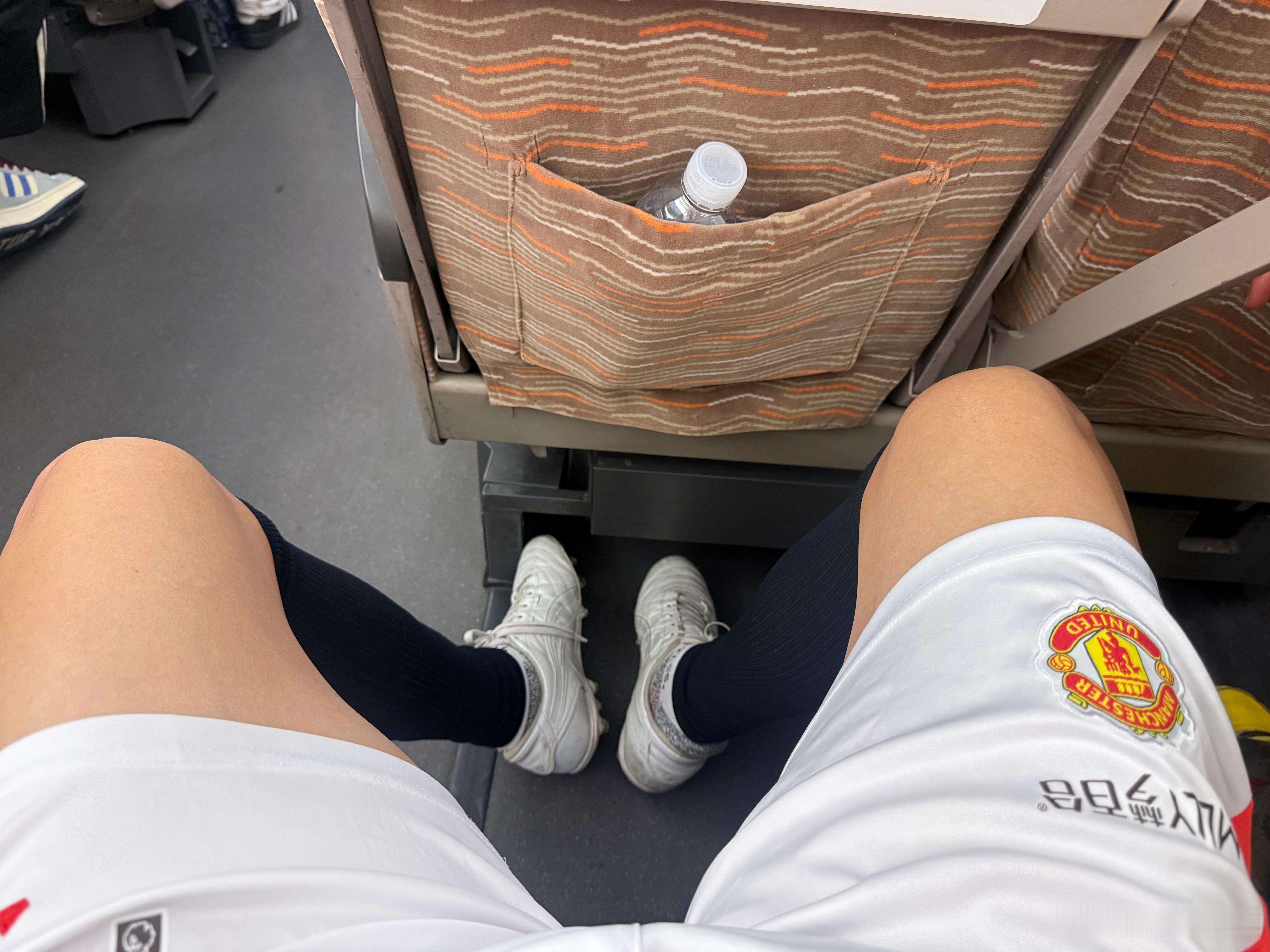 利物浦vs曼联双红会之前我先去热了个身，今天我都铁树开花打进一球，曼联不会进不了