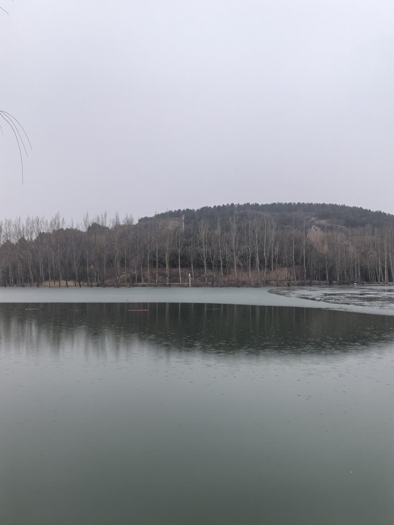 分享一张手机里湖的照片初春的湖水，依然有冰块漂浮！