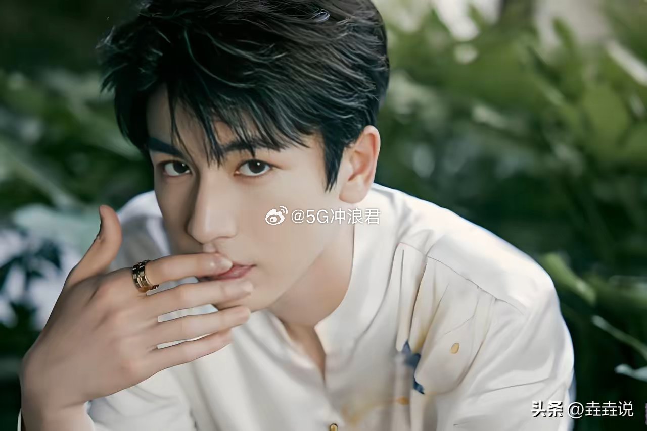 《逐玉》未播先火，张凌赫新年大剧备受期待，他外形俊朗、气质清冷，天然适合古装剧，