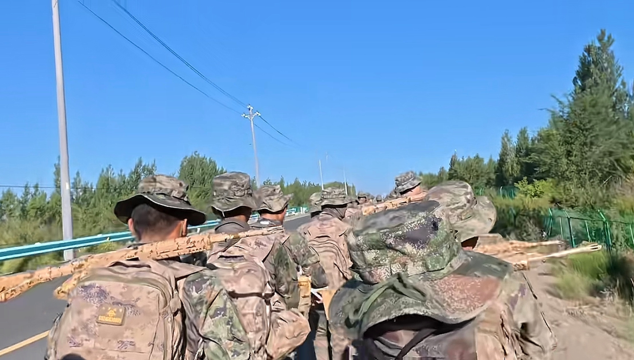 哪个单位的，居然可以给枪上伪装迷彩漆 