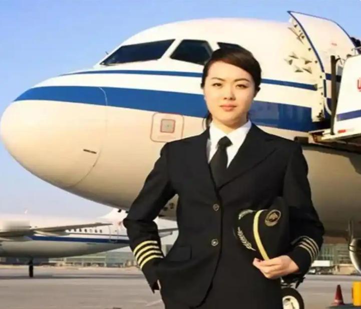 2009年，一架中国航班降落曼谷，女机长刚推开舱门，忽然听见几声细微的“滴答”响