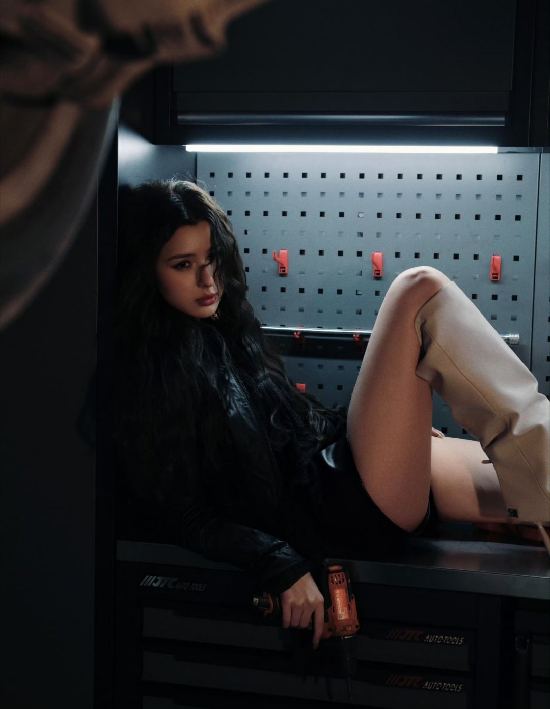 妈耶，是赛车手哈妮克孜，被帅到了 天青色等烟雨 而我在等你 