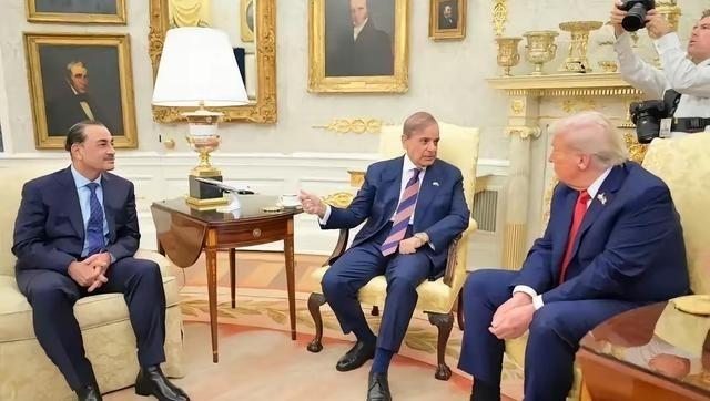 特朗普在白宫接见来访的巴基斯坦总理夏巴茨，万万没想到，夏巴茨坐在了中间位置，特朗