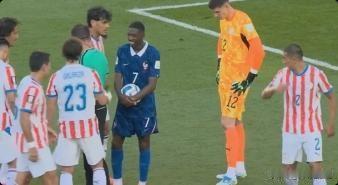 法国队今晨以1-0战胜巴拉圭，优势明显！
1.法兰西队的技术优势战胜了巴拉圭队的