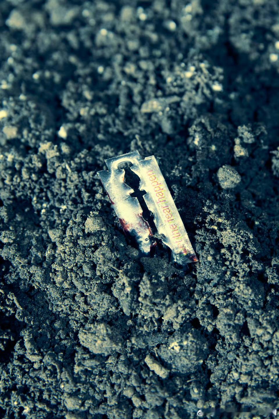 严浩翔新EP预告照严浩翔晒刀片  严浩翔新EP预告照来袭，这个刀片是有什么样的故