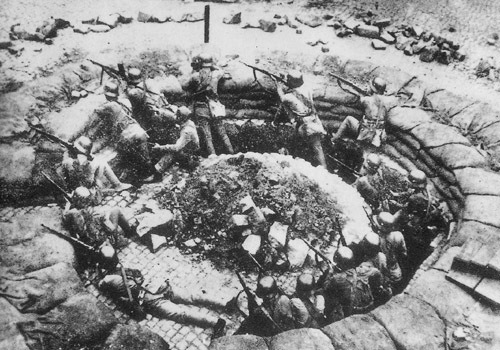 飞扬军事 1937年8月12日，国民政府设立国防最高委员会，推蒋介石为陆海空军大
