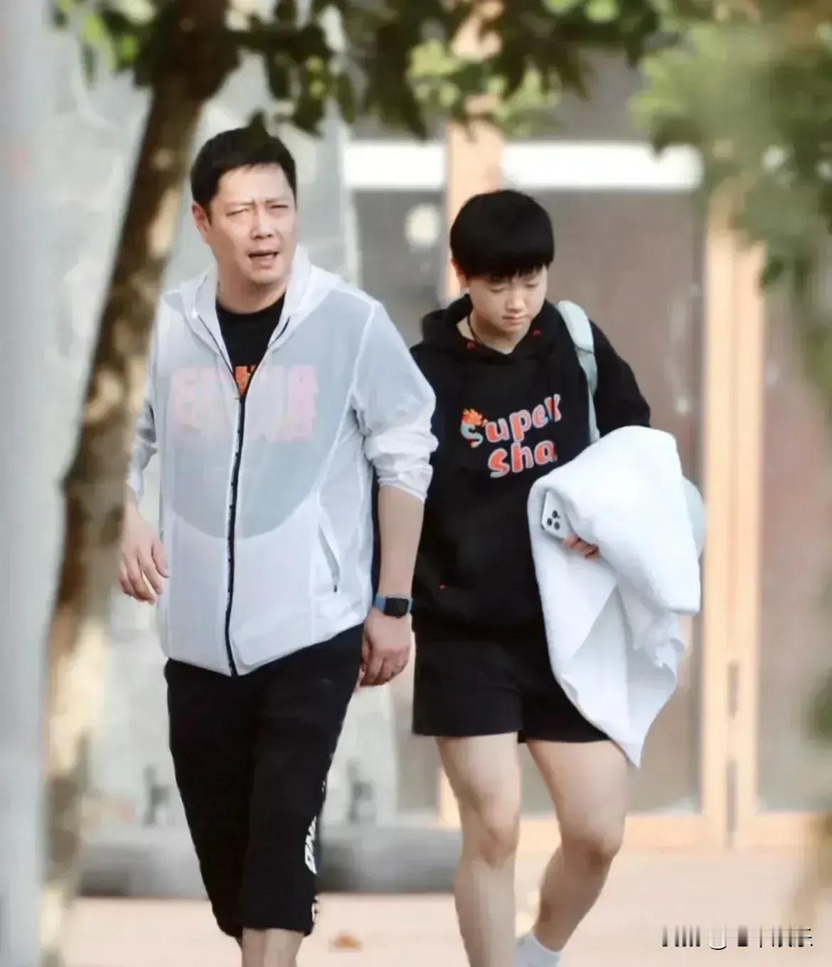 上训路上
被光晃得睁不开眼了
是不是有点疲惫啊？
寄语莎莎：
训练不怕苦
女儿当