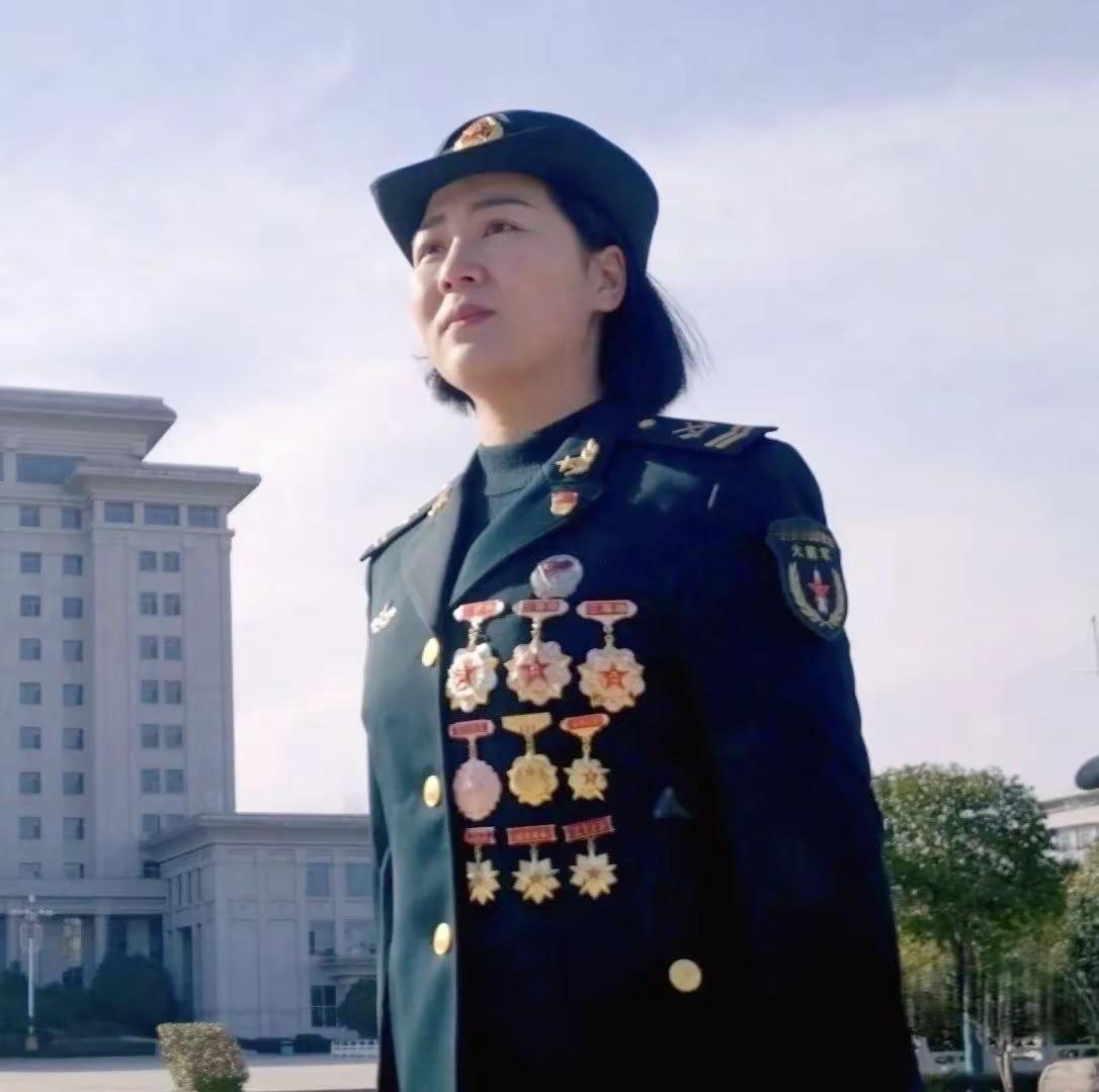 女兵三级军士长，勋章挂满了！近日，火箭军举行庆祝由兵成军十周年大会，火箭军某部三
