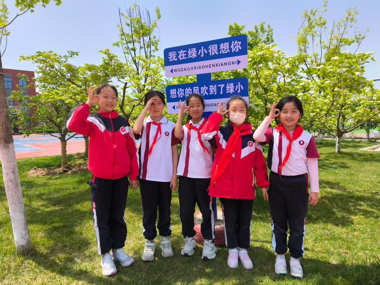 对于学校该不该取消重点班这个话题，我的态度很明确：我坚定支持取消重点班。
 
教