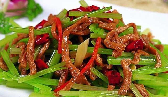 今天给大家带来一篇超级实用又爆笑的美食攻略——“芹菜炒牛肉：简单又下饭的神仙搭配