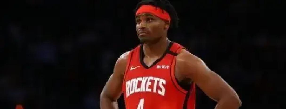 刚被球队裁掉，饭碗都丢了，他转头就对全世界喊：“我永远是火箭人。”

这话听着有