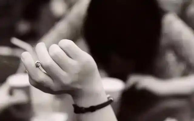 山东，两男子约一女孩吃饭，结束后，一男子带着女孩去开了房，随后又把房间号给了另外