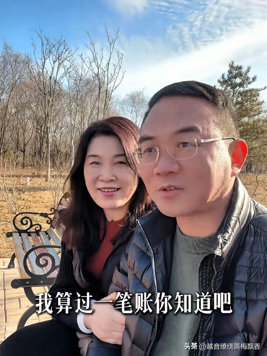 乍一看，我竟没认出画面里这位中年男士，他就是当年风度翩翩的中央电视台《新闻联播》