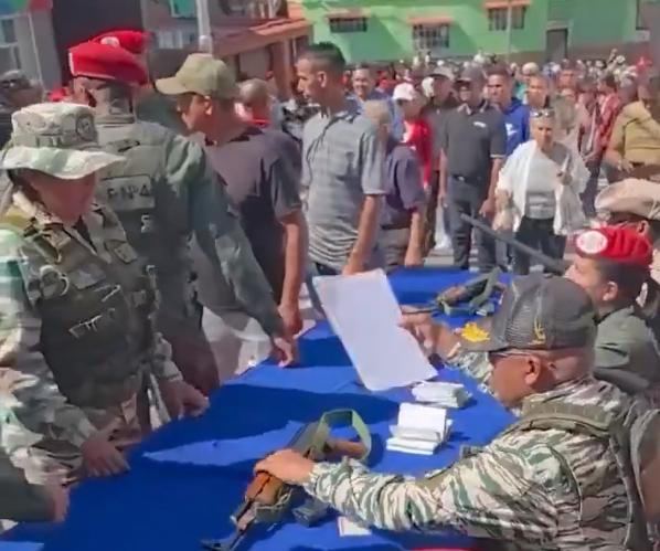 委内瑞拉大规模向民众发枪，誓把美军拖入血腥巷战，给白宫出了一个难题！
 
据多方