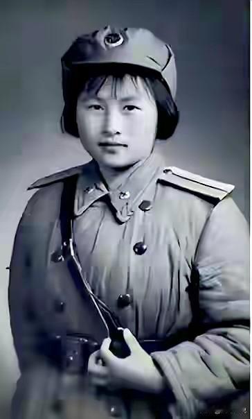 大家知道照片中这名女军官的军衔吗？这可不是军校学员的肩章，而是一名准尉。
55年
