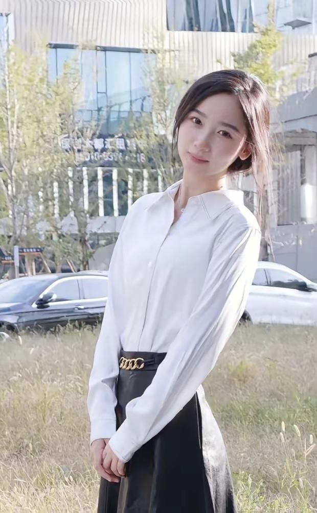 都市女孩的时尚穿搭，简约优雅，尽显气质！