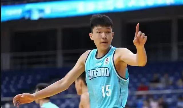 哭，服，怒，懵，CBA新赛季，好看！
1、杨瀚森打哭了王哲林。杨瀚森对位阵王哲林