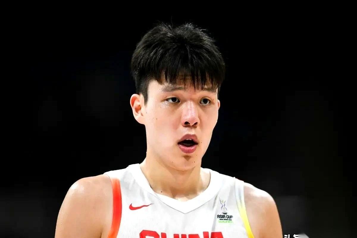 杨瀚森坐在那，一排话筒怼在跟前。
一个记者把话筒往前又送了送，声音挺大：“要是国