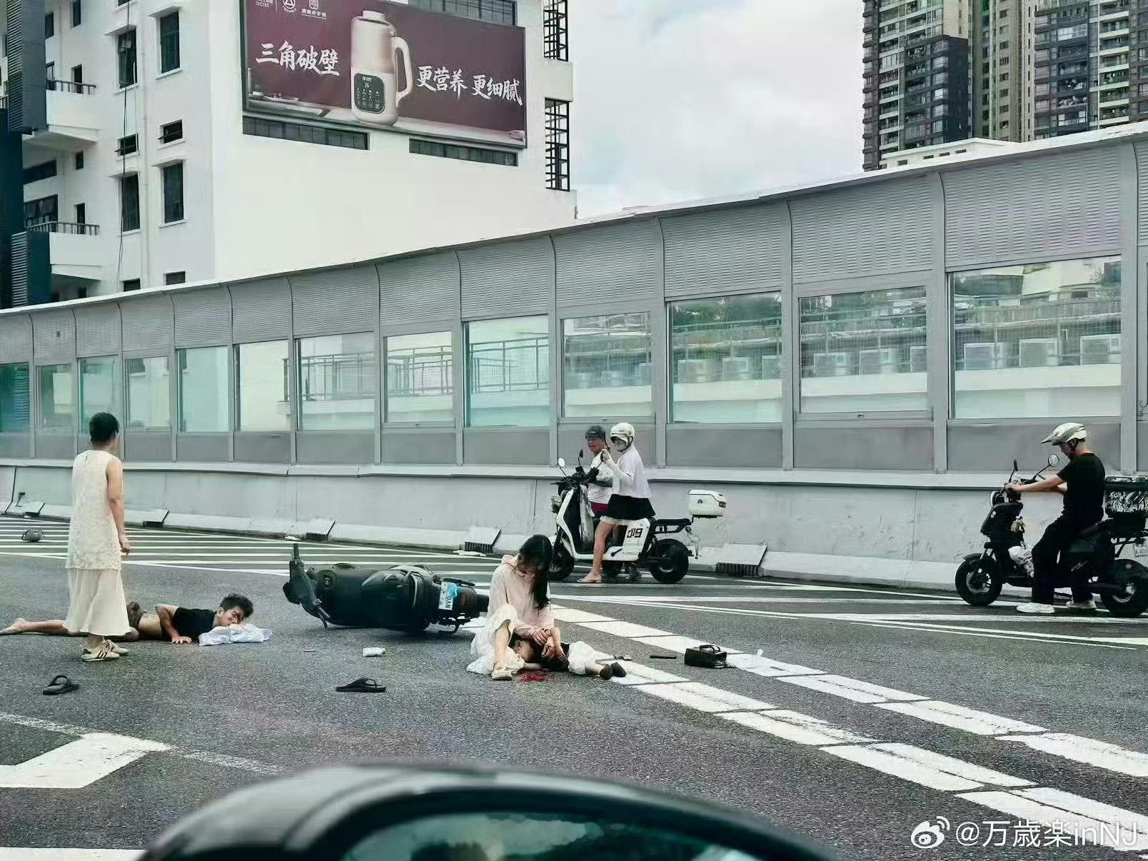 一家三口上高架引争议广州禁摩，原因是为了保障车主安全，但是电瓶车却可以不带头盔，
