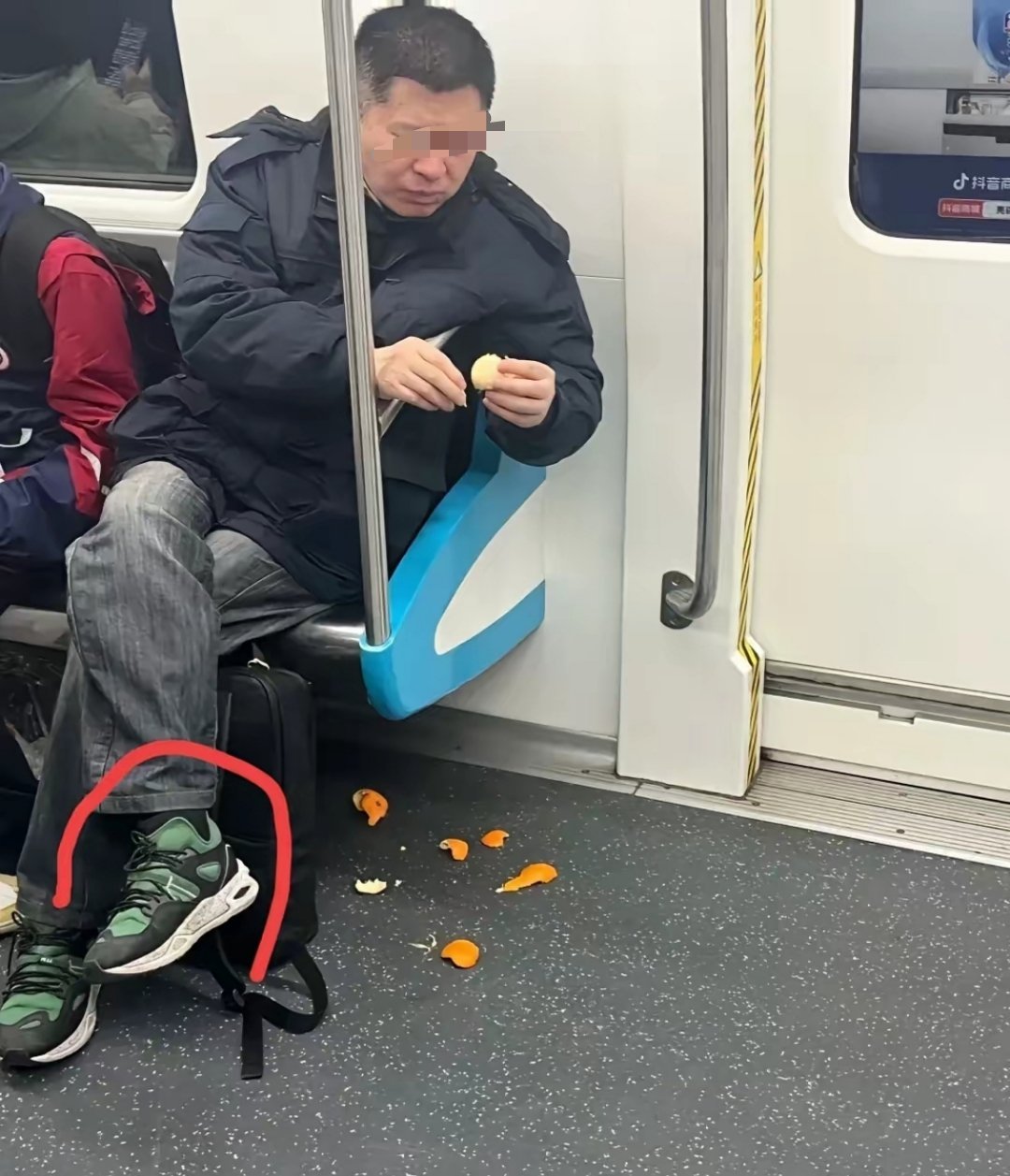 网友：地铁上看到的大叔，他穿的这个鞋子还挺好看的啊，想给老爸买双同款，大家知道这