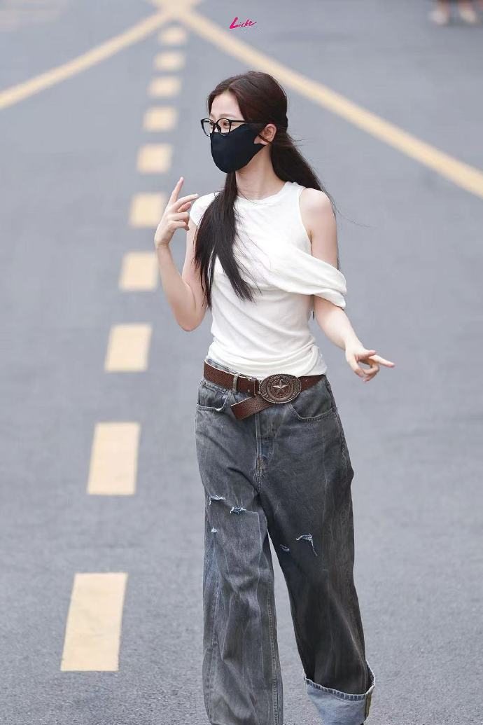 虞书欣眼镜妹  虞书欣带黑框眼镜 反差感狠狠拿捏！舞台小甜豆变身眼镜学姐，虞书欣
