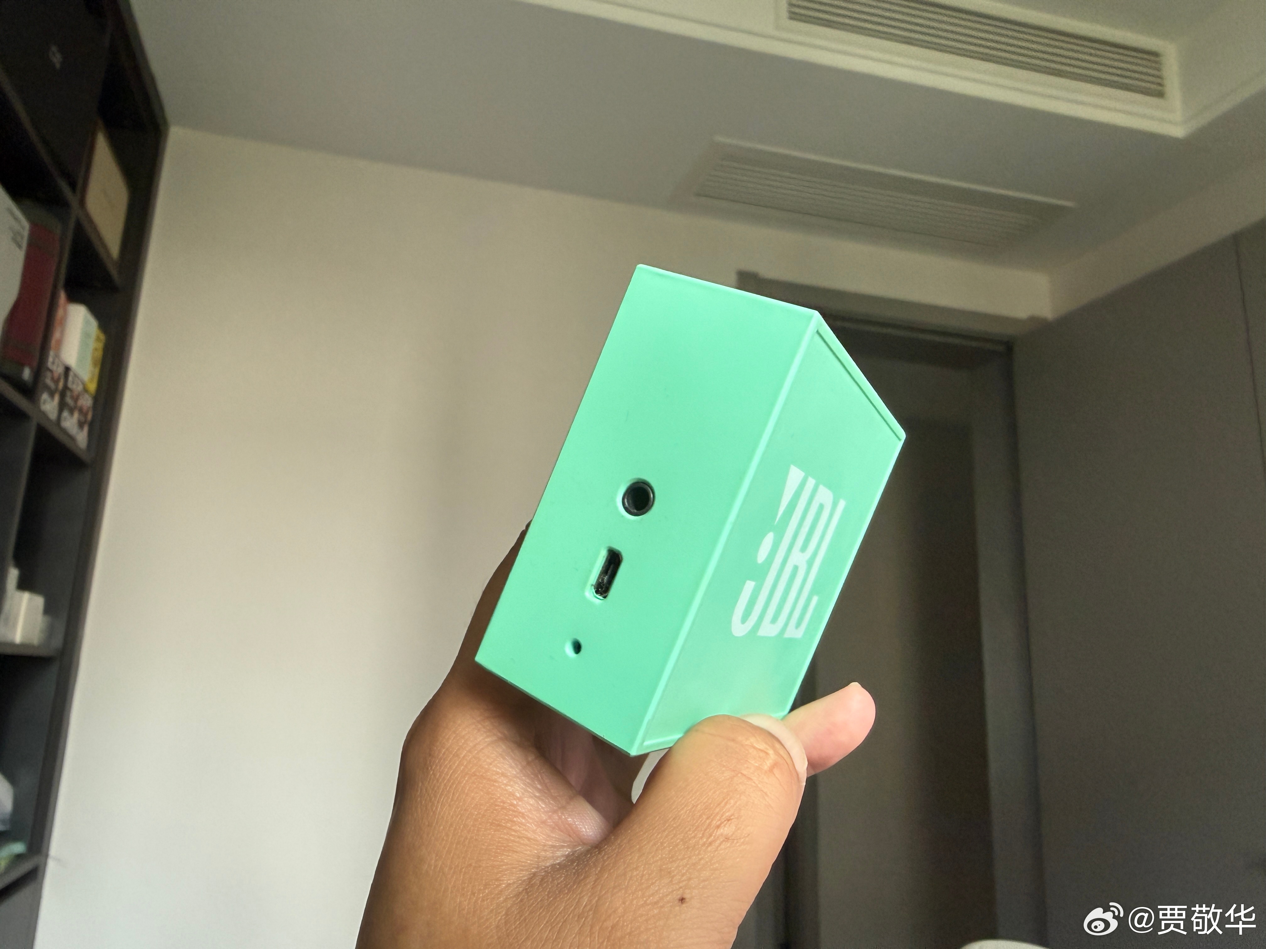 前几天把老充电线都扔了，只保留了Type-C接口的充电线。刚才连蓝牙音箱听歌才发