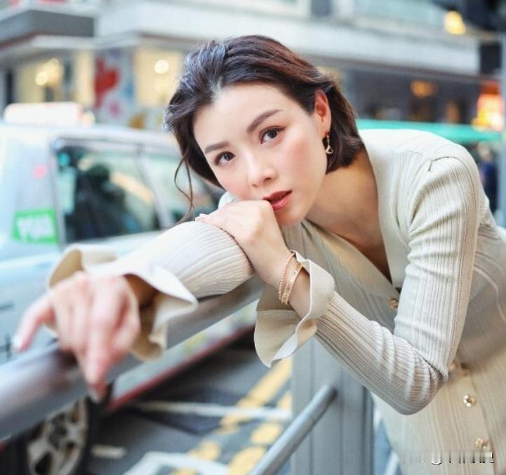港姐冠军陈茵媺翻车？假发造型被嘲，换发型秒变短发女神。
从高能E蓓子的文章中了解