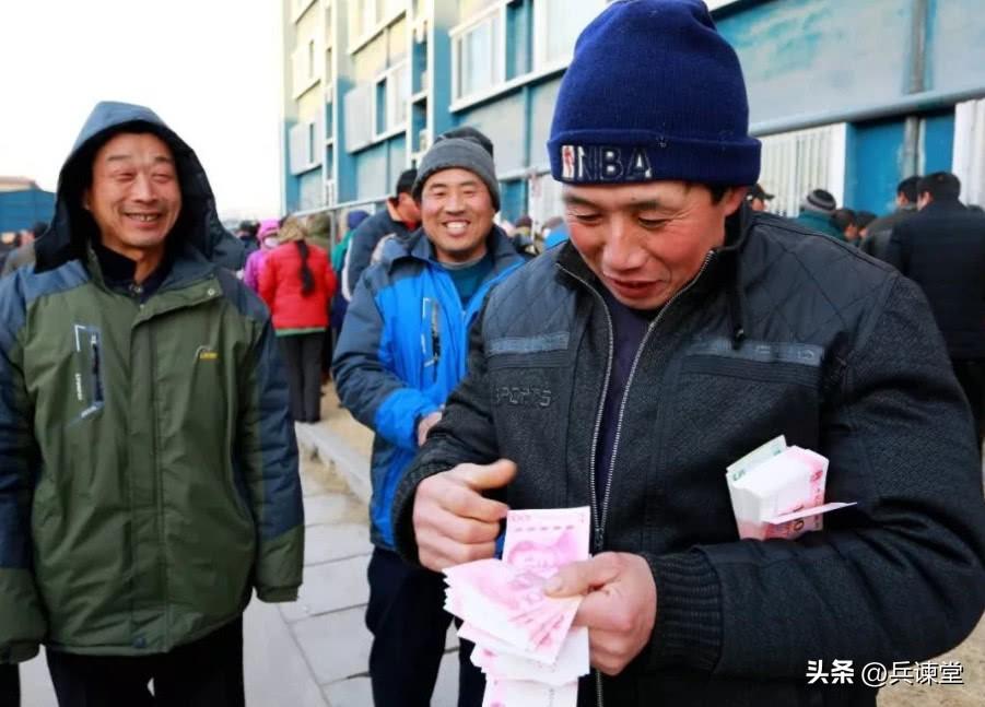 如果大幅提高农民养老金，钱可以从哪来？多收一些富人的税，特别那些超级富豪的税，特