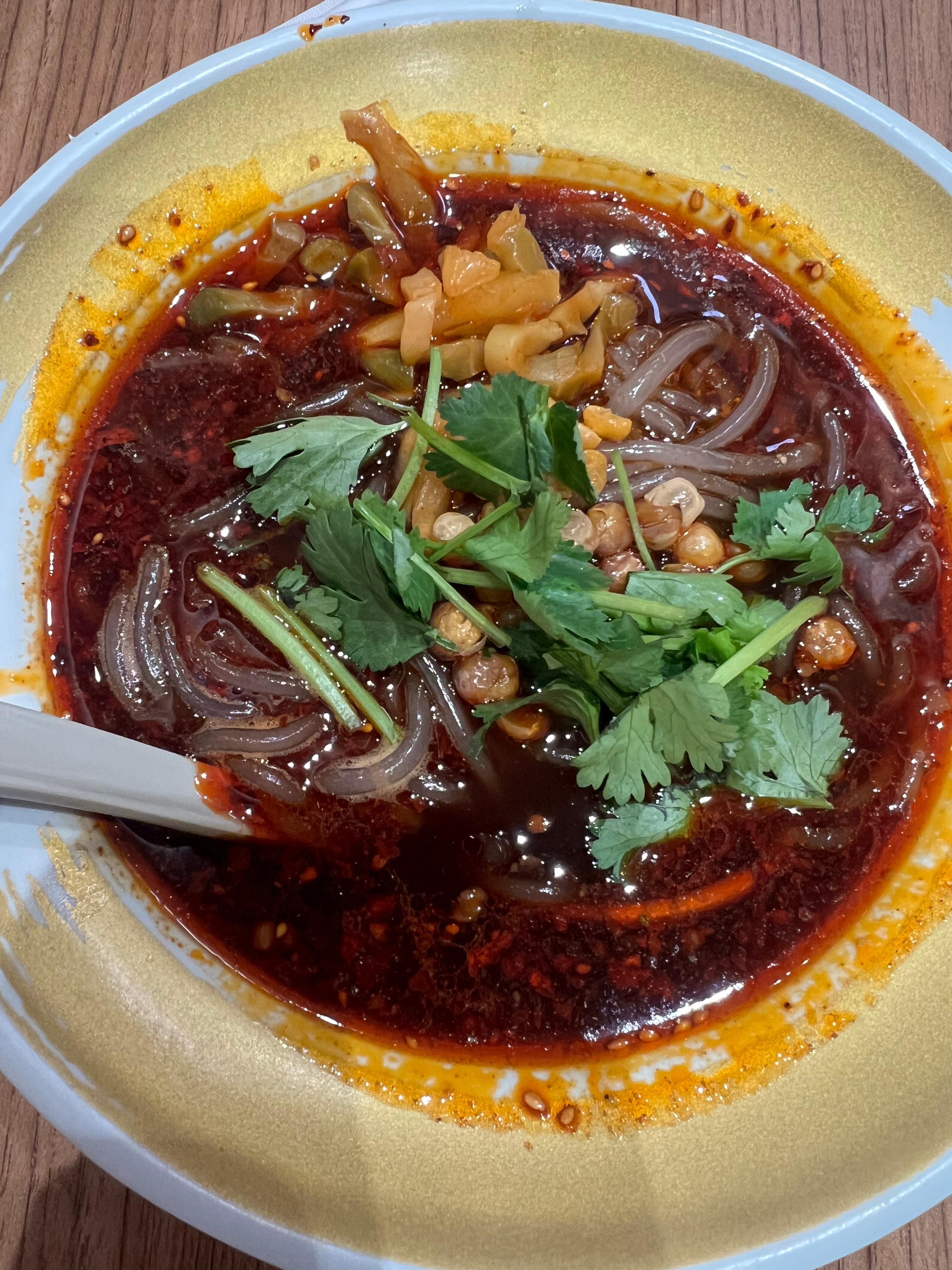 周五我和米米一般在外面吃面～接着送米米上课谁知道米米昨晚给约了同学还没到家同学的