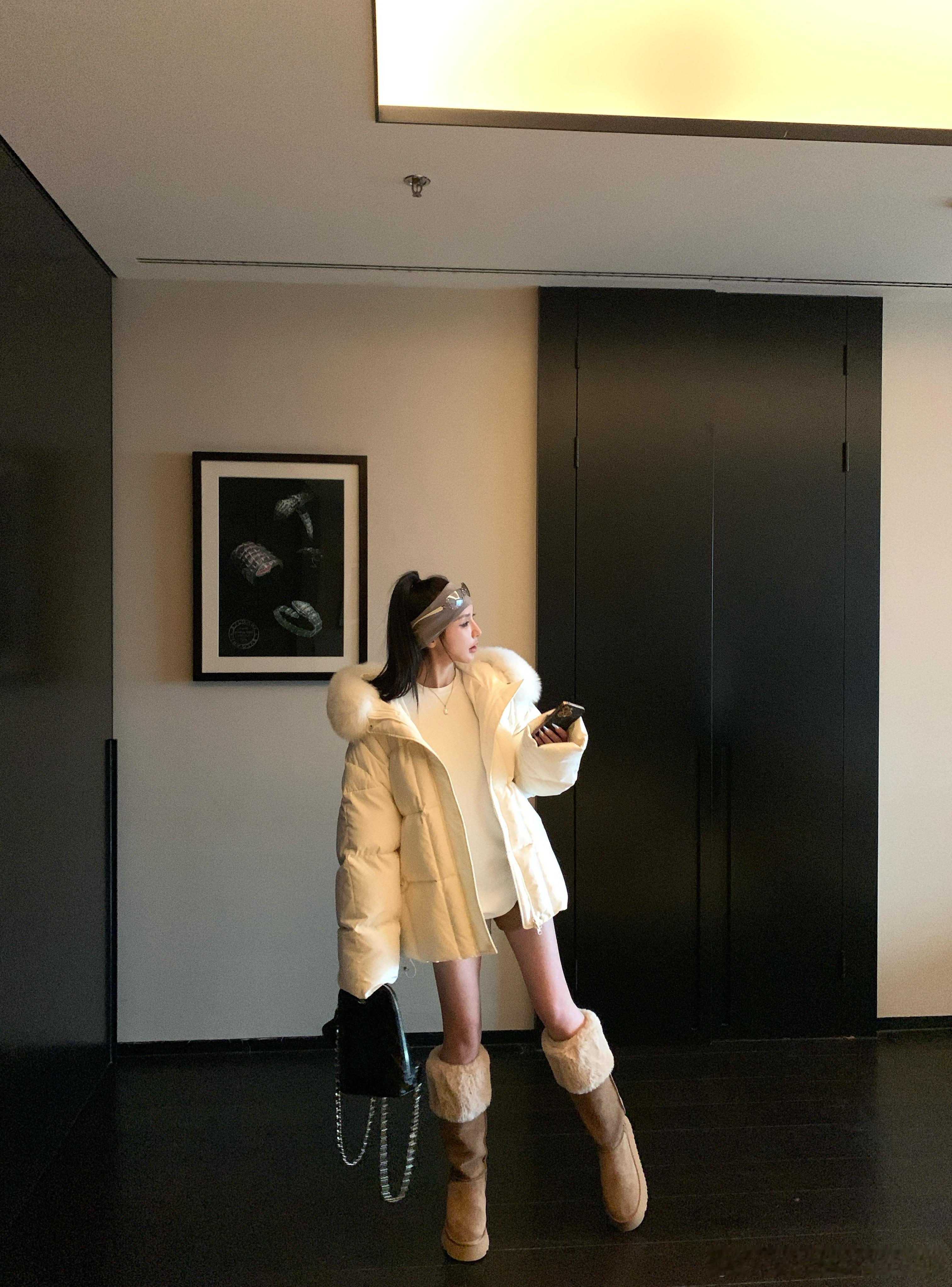 今年秋冬必入的毛领羽绒服❄️大毛领采用的是狐狸毛皮很抓人眼球 从脖颈就给人实打实