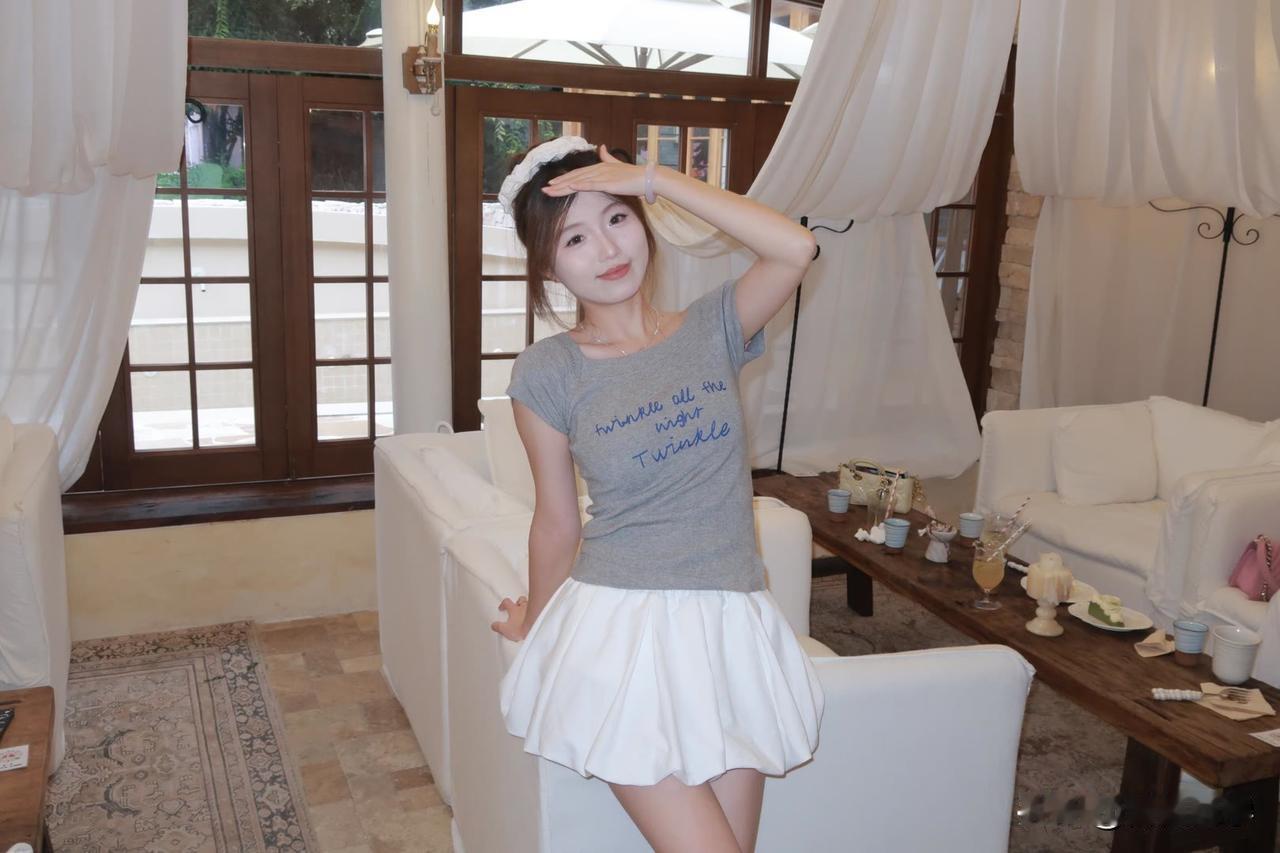 清新甜美少女风，白色连衣裙搭配灰色T恤，轻松自在，夏日必备！🌞👗💃夕阳似火