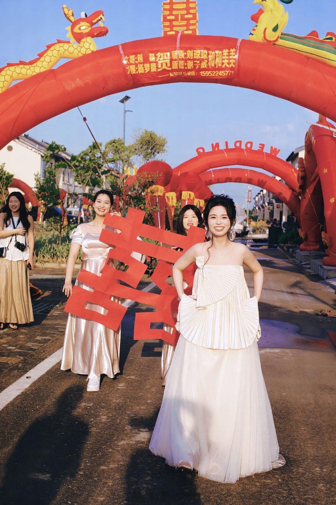 ✉️:婚礼那天很特别，没有摆拍合影什么的，就像“在普通的一个清晨我们出了一趟门，