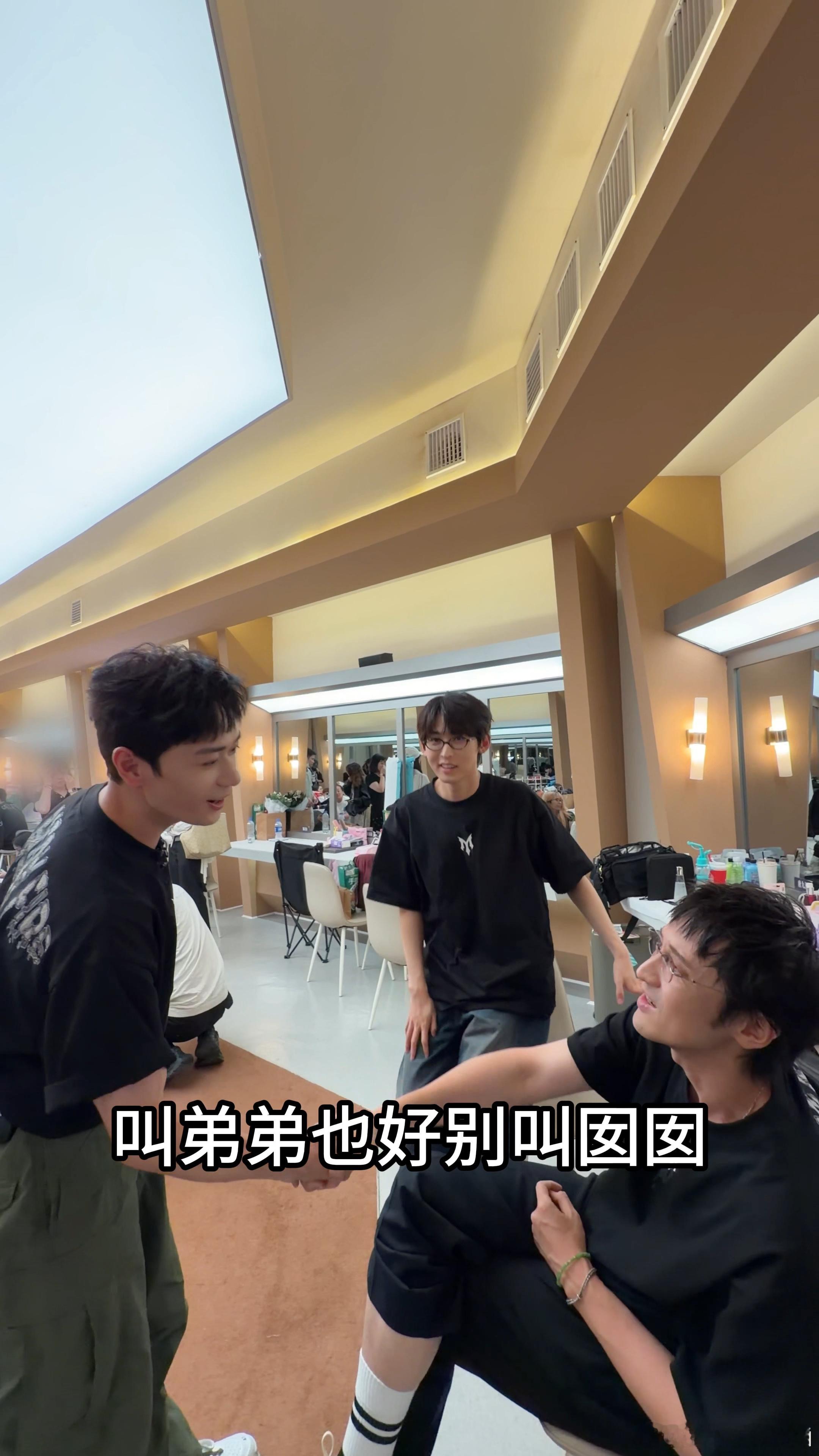 王传君喊曹骏囡囡 王传君在披哥后台用上海话喊曹骏囡囡，一开口整个氛围都变得很温馨