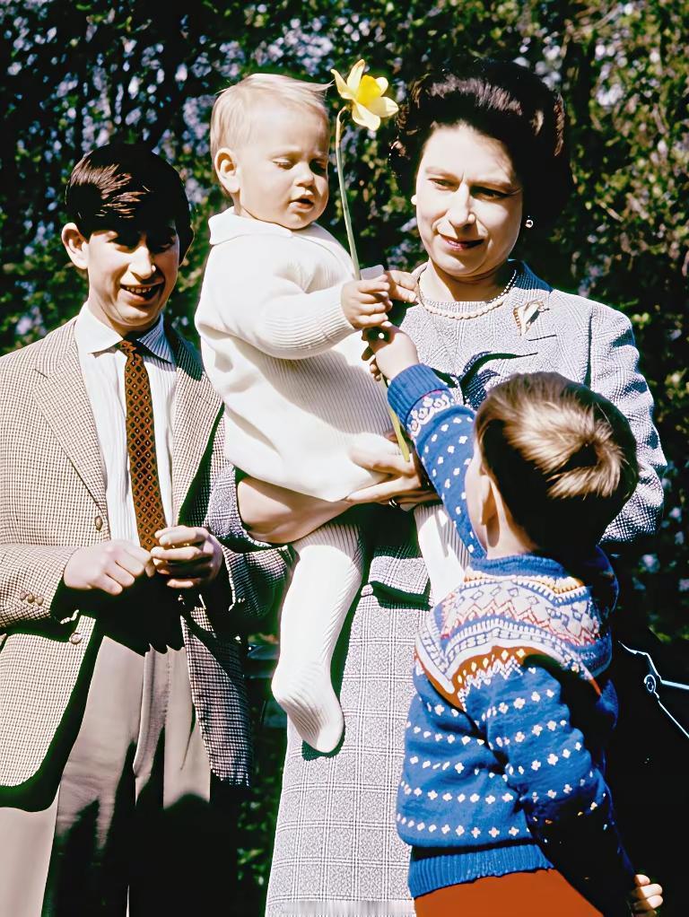 原来英女王，也有这一面！
她是君主，也是母亲，所以在某些程度中也有慈爱的一面，所