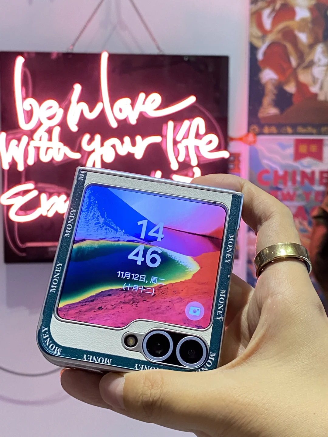 还没到生日！男朋友就约我到咖啡厅安排了三星折叠屏手机和三星Galaxy...