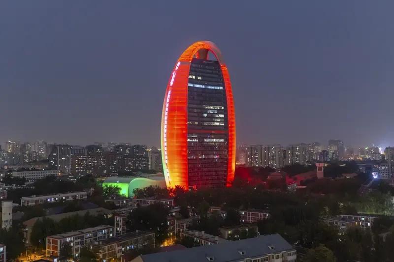 出上联：东海吐朝日，
对下联：北京升太阳！
平台评语：
这一下联简洁明了，与上联