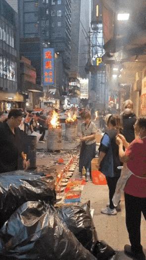 地点香港，
事件：庆祝中元节。
太热闹了。
