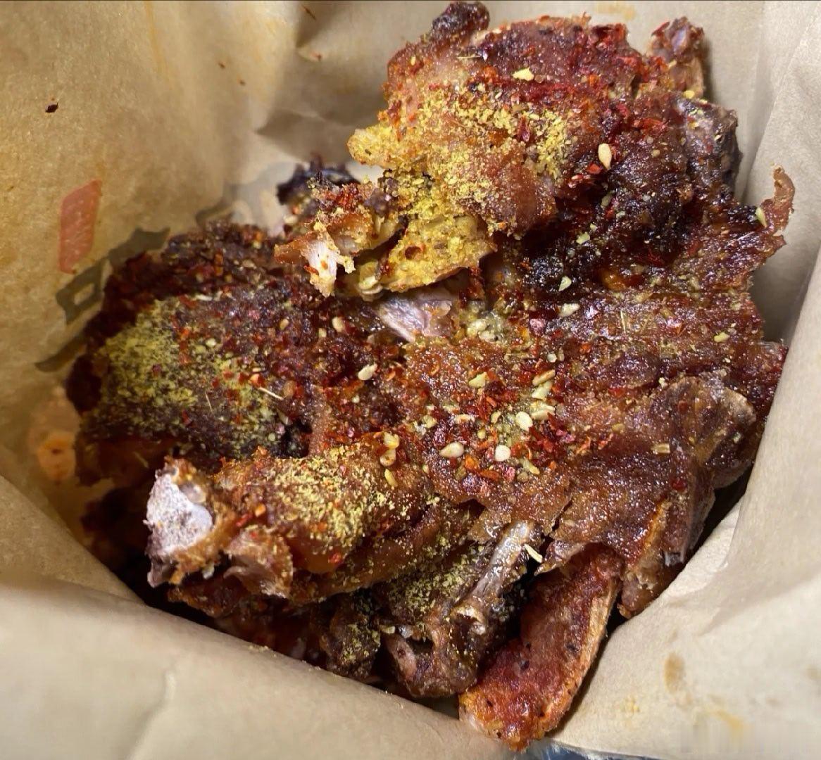 一直不理解鸡架这种食物我说真的，我身边的东北朋友对鸡架有着出了名的青睐。但这东西