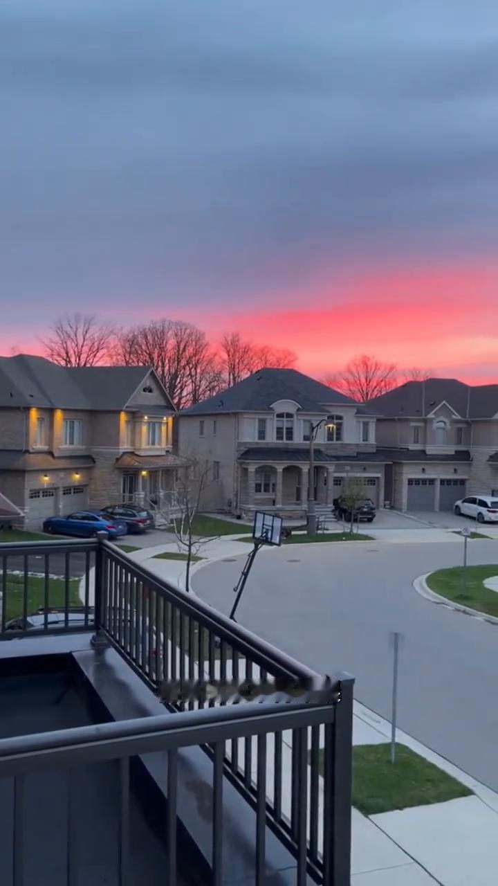 世界有多大，家就有多远。
出了国才发现世界有多大，家就有多远。他乡的繁华再耀眼，