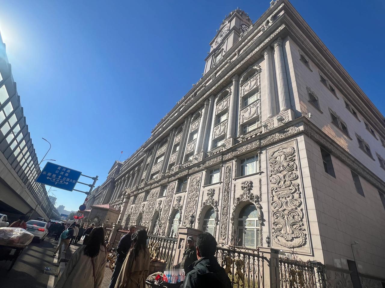 哈药六版画博物馆，哈药六版画博物馆是位于‌黑龙江省‌哈尔滨市‌道外区南直路326