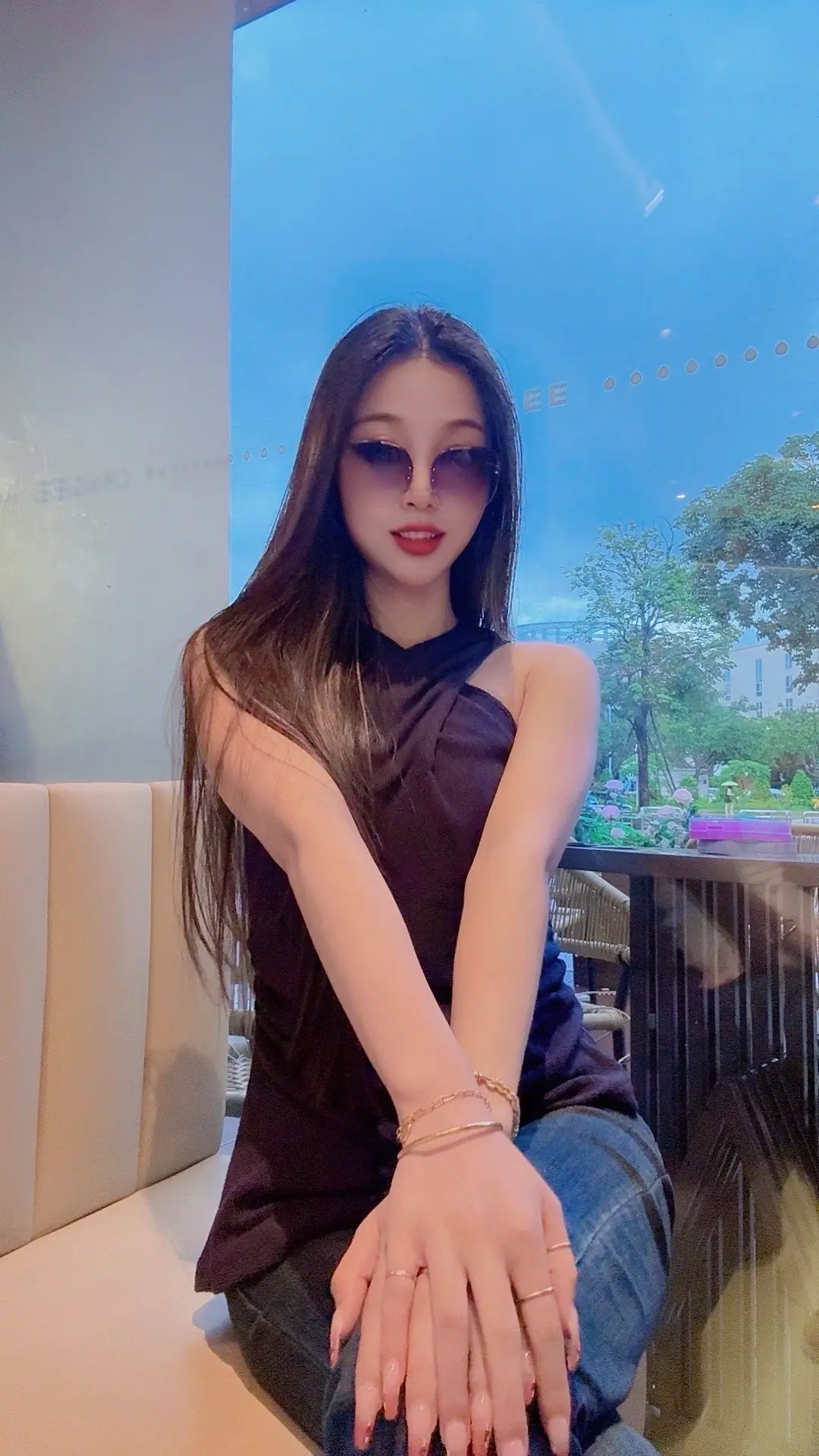 穿拖鞋配带墨镜😎