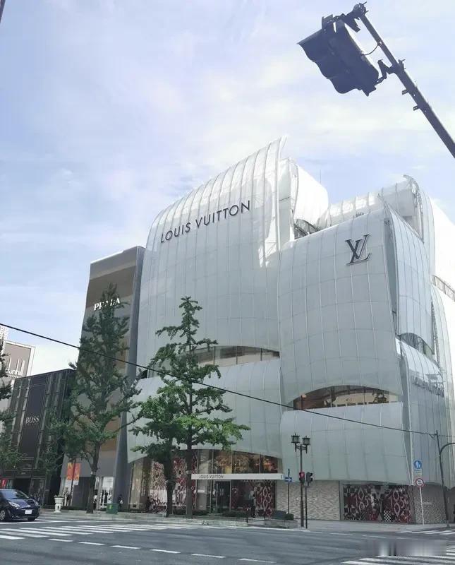 LV过度维权真让人一言难尽，它会输掉中国市场吗？这还真不好说。近五年LV在国内发