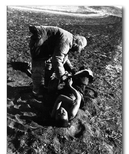 1938年冬，天寒地冻。一个老人弯着腰，从阵亡士兵的身上扒下棉衣和棉裤。有了这些