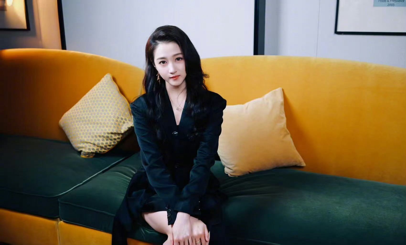 关晓彤接电话会害怕到手抖我也这样，尤其是看到陌生号码不知道是谁和什么事的情况下[