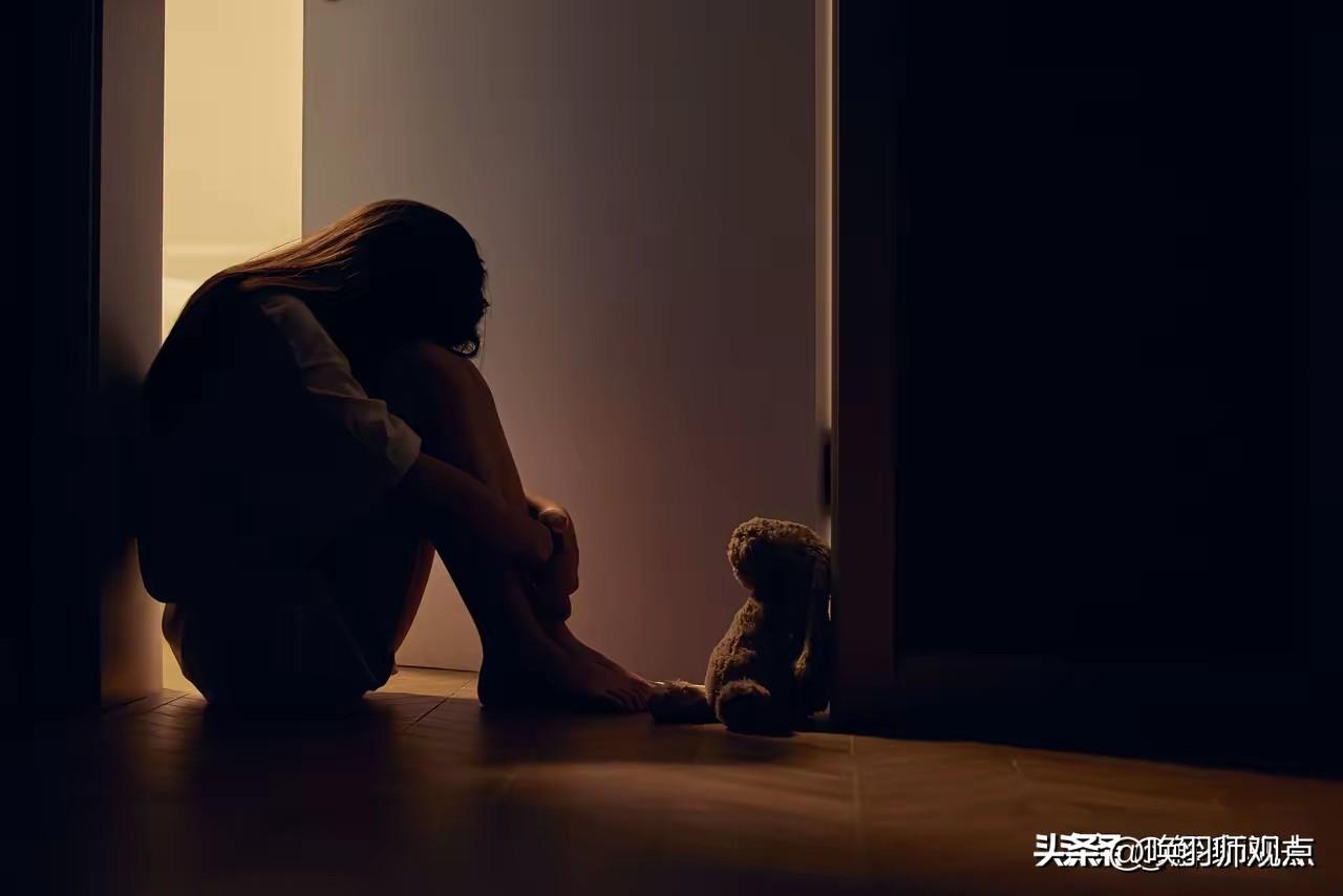 18岁女孩小黄在“安逸花”借款1300元，因抑郁症复发忘记还款。逾期后，平台未联