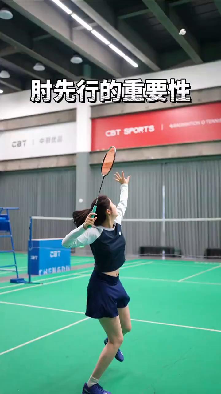 肘先行的重要性。
这是一个错的杀球，因为没有肘先行带动导致动力链脱节，无法完成有