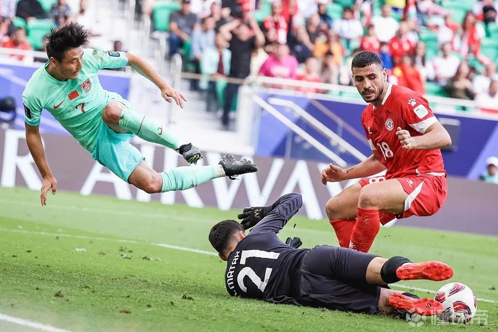 武磊不适合继续在国足首发了！虽然武磊曾经还是有贡献的，但这届亚洲杯表现实在是太糟